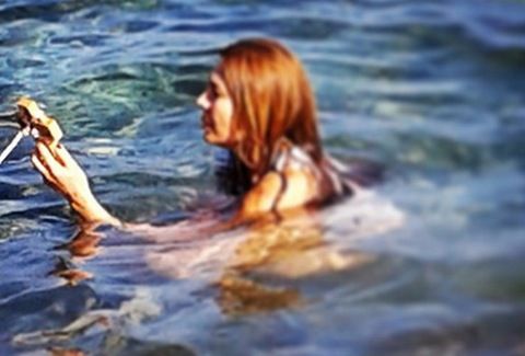 ΦΩΤΟ-Γνωστή τραγουδίστρια έπιασε τον σταυρό στα Κατεχόμενα