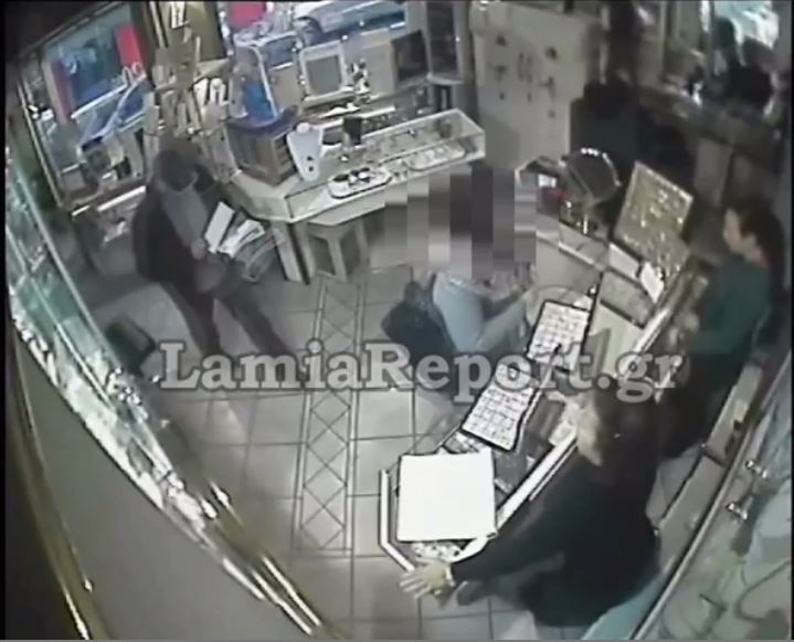ΒΙΝΤΕΟ-Καρέ καρέ κλοπή σε κοσμηματοπωλείο