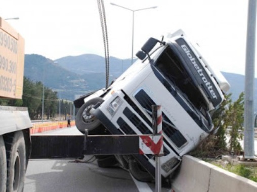 Δυο νεκροί από σύγκρουση νταλίκας με ΙΧ