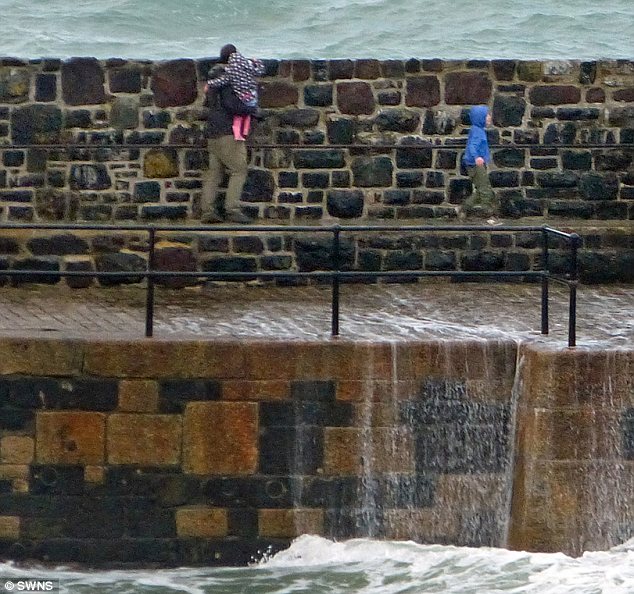 ΦΩΤΟ-Τεράστιο κύμα «εξαφανίζει» οικογένεια