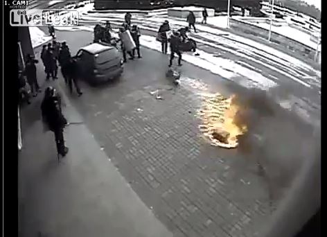 ΒΙΝΤΕΟ-Επιχείρησαν να κάψουν δημαρχείο