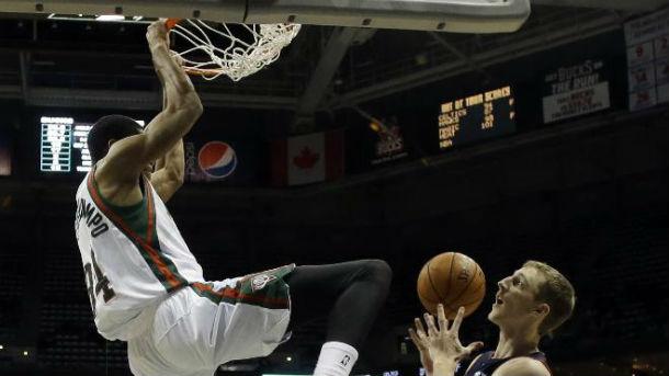 ΒΙΝΤΕΟ-Ιπτάμενος ο Αντετοκούνμπο καρφώνει