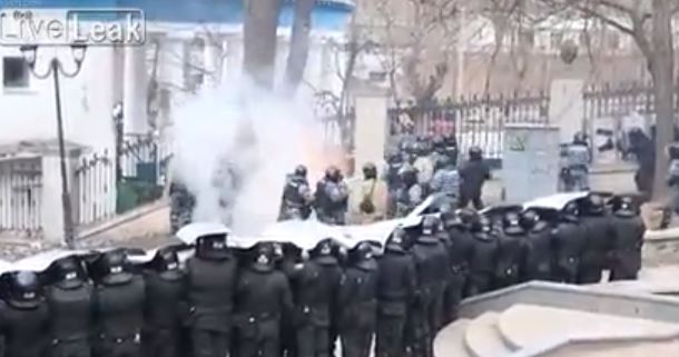 ΒΙΝΤΕΟ-“Βροχή” από μολότοφ κατά αστυνομικών στο Κίεβο
