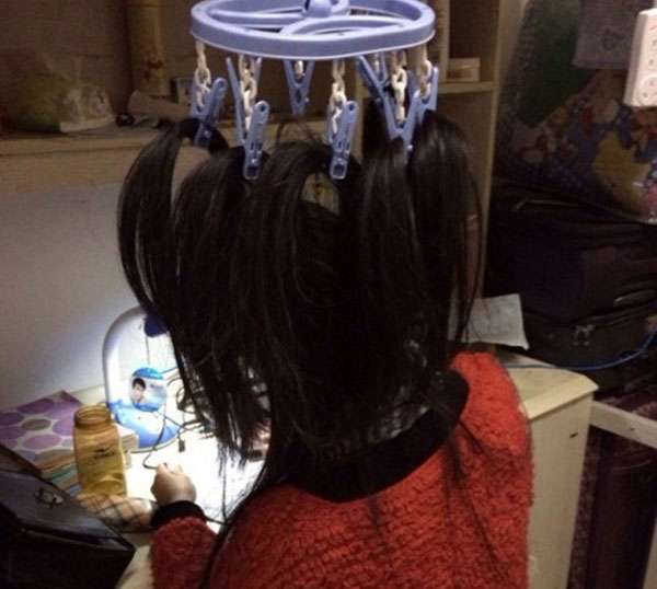 Δένουν τα μαλλιά τους στο ταβάνι για να μην κοιμηθούν