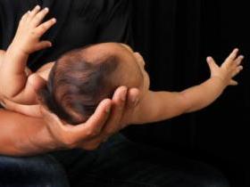 Φάκελοι με τέσσερις παράνομες υιοθεσίες