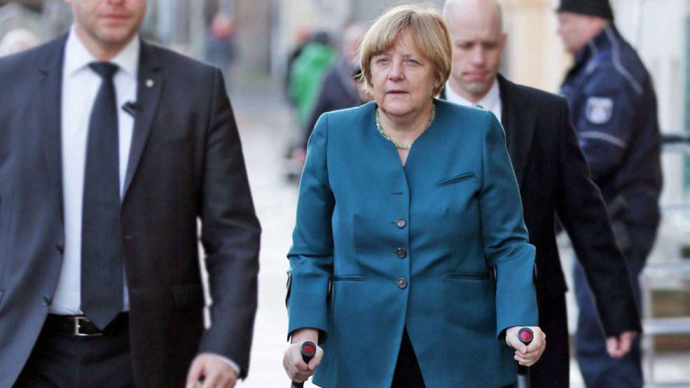 ΒΙΝΤΕΟ-Η Μέρκελ με τις πατερίτσες