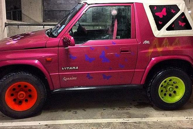 Ποδοσφαιριστής οδηγεί τζιπ με πεταλούδες