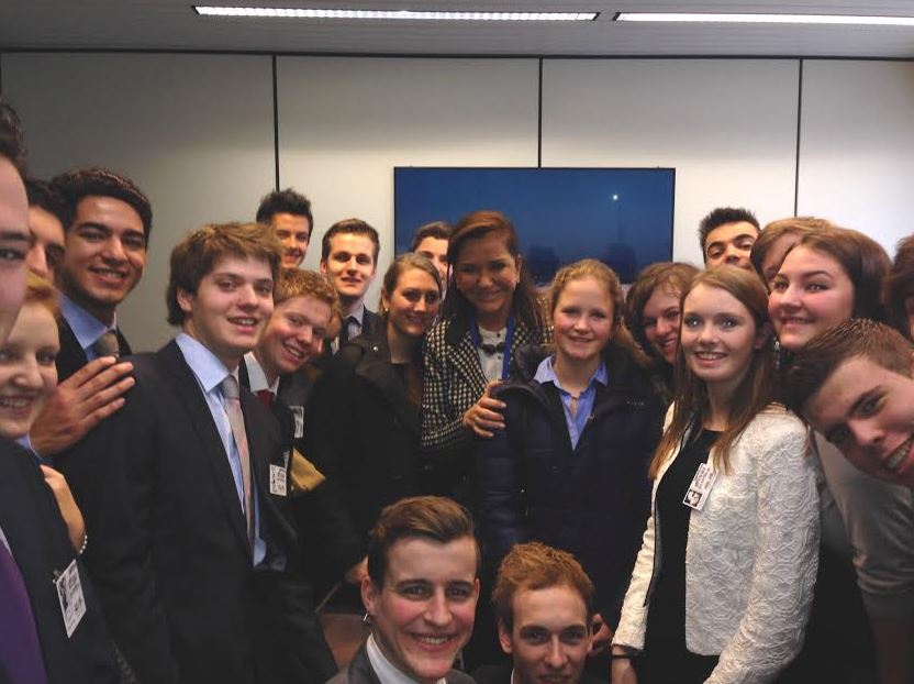 ΦΩΤΟ-Έφηβοι από την Ολλανδία συνάντησαν την Ντόρα