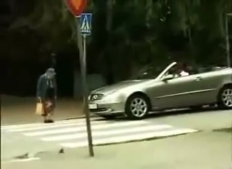 ΒΙΝΤΕΟ-Η γιαγιά τον έκανε να μετανιώσει