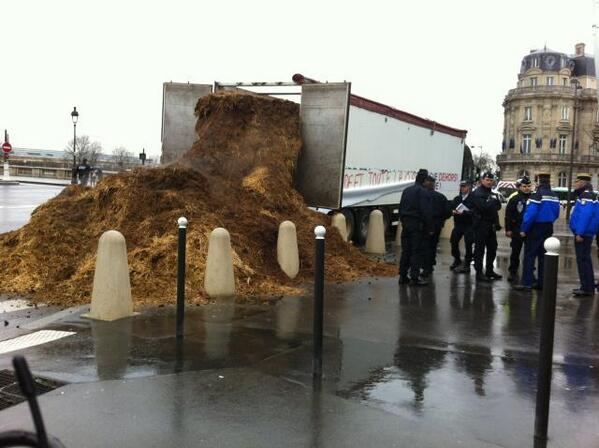 ΦΩΤΟ-Κοπριά στην Γαλλική Βουλή για τον… Ολάντ