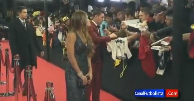 BINTEO-O Mέσι υπογράφει φανέλα του Ρονάλντο