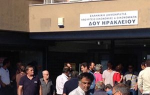 Εφοριακοί δέχονται ακόμη και απειλές για τη ζωή τους
