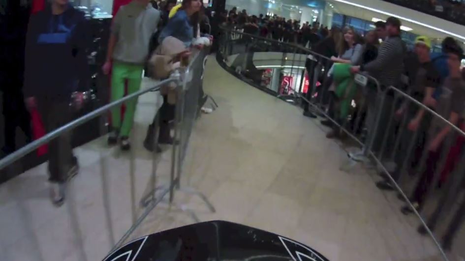 ΒΙΝΤΕΟ-Με το BMX στο εμπορικό κέντρο