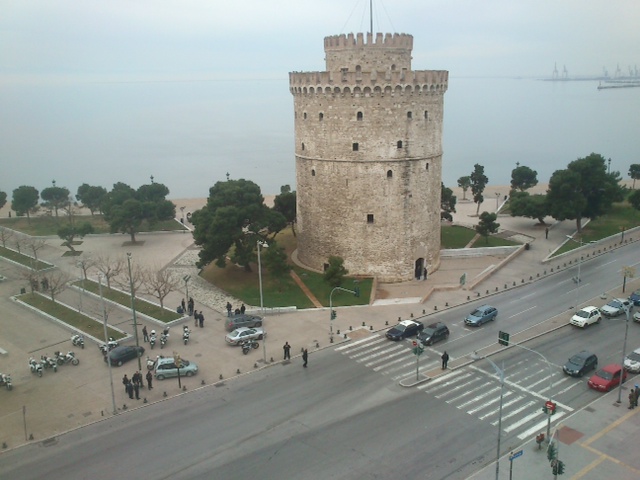 Άνδρας απειλεί να ανατιναχθεί