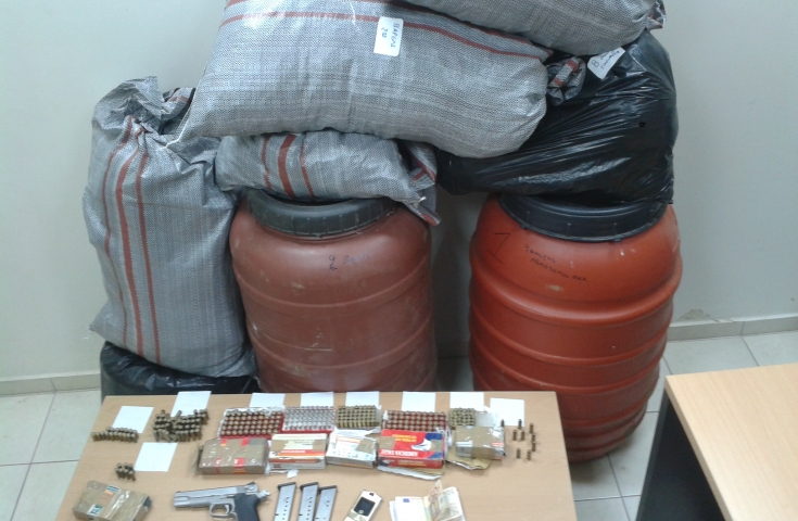Είχε ναρκωτικά, όπλα και πυρομαχικά