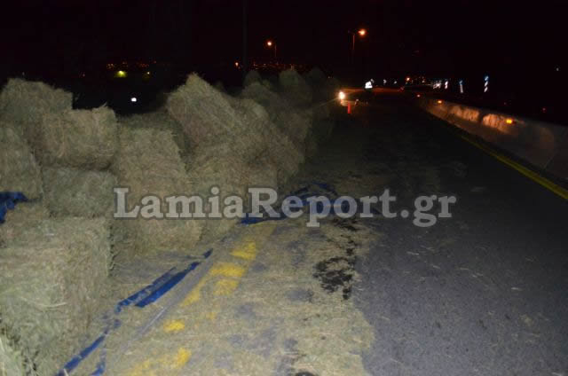 ΦΩΤΟ-Ανατροπή νταλίκας στην εθνική