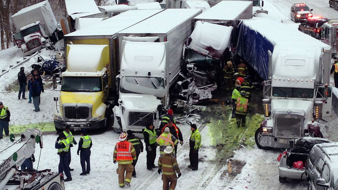 ΦΩΤΟ-ΗΠΑ: Καραμπόλα με 3 νεκρούς και δεκάδες τραυματίες