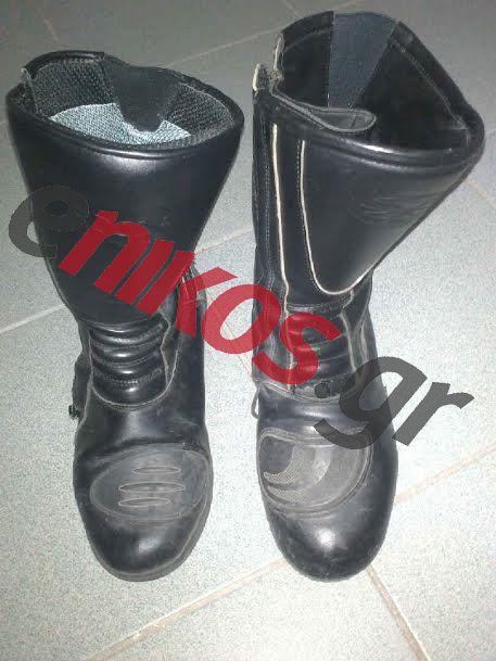 ΦΩΤΟ-Ένα ζευγάρι διαφορετικές μπότες στον αστυνομικό της ΔΙΑΣ