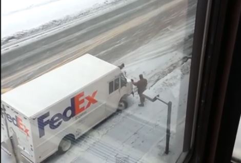 ΒΙΝΤΕΟ-Θυμωμένη γαλοπούλα επιτίθεται σε υπάλληλο