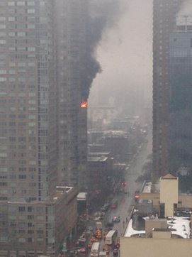 ΦΩΤΟ-Φωτιά σε ουρανοξύστη στη Νέα Υόρκη