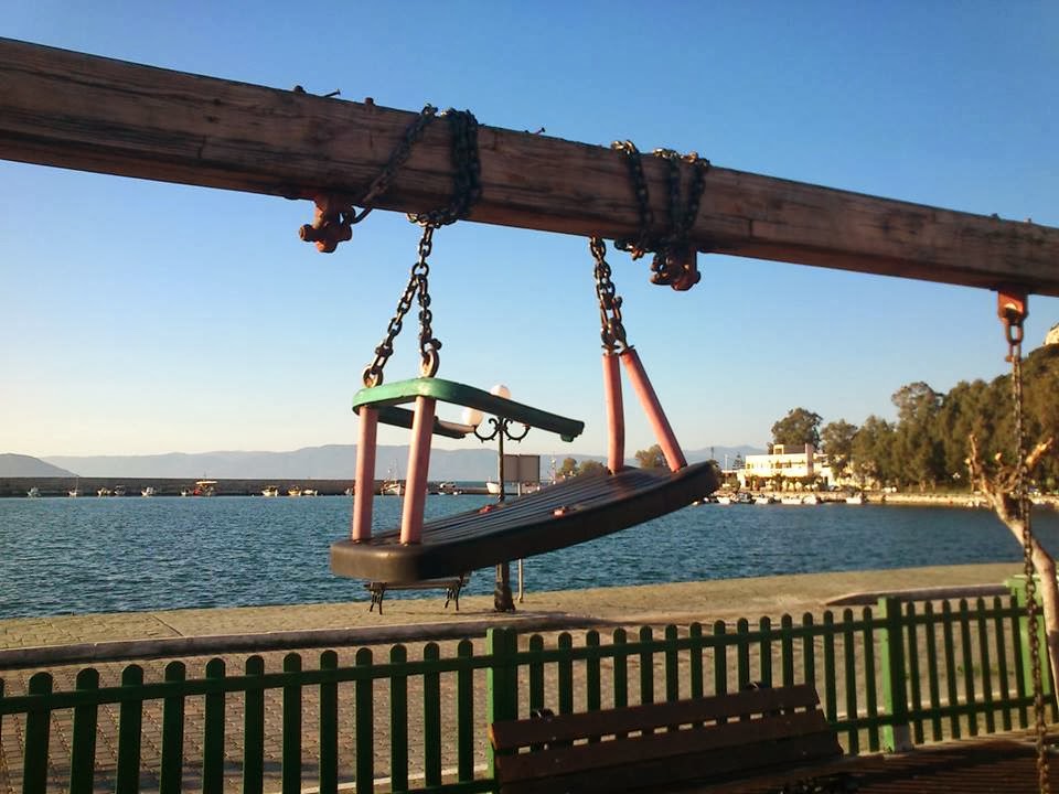 ΦΩΤΟ-Κατέστρεψαν παιδική χαρά στο Αλιβέρι