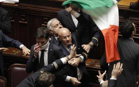 ΒΙΝΤΕΟ-“Σύρραξη” στην ιταλική Βουλή