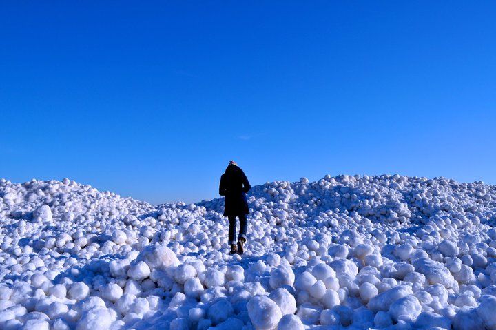 BINTEO-Ξεβράστηκαν τεράστιες χιονόμπαλες