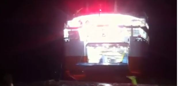 ΒΙΝΤΕΟ-“Μάχη” με τα κύματα για να δέσει στη Σίκινο