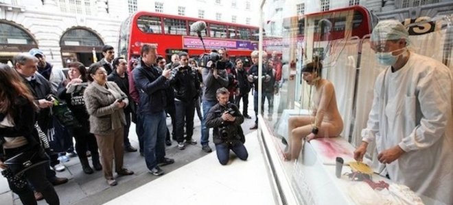 ΦΩΤΟ-Βασάνισαν γυναίκα σε βιτρίνα