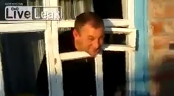 ΒΙΝΤΕΟ-Σφήνωσε το κεφάλι του σε παράθυρο