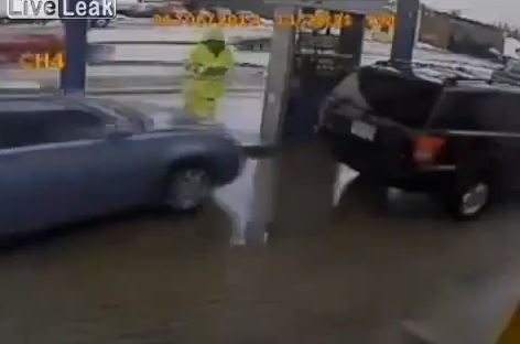 ΒΙΝΤΕΟ-83χρονος οδηγός σπέρνει τον πανικό σε βενζινάδικο