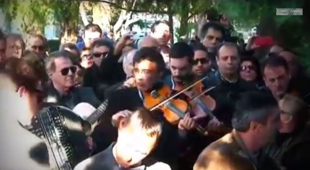 Βίντεο-‘Εκλαψαν τα βιολιά στην κηδεία του Κόρου