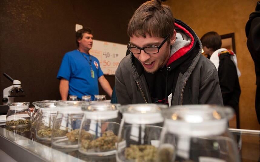 ΦΩΤΟ-Ο πρώτος αγοραστής νόμιμης μαριχουάνας στο Κολοράντο