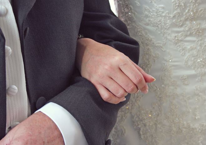 Γιατί οι γυναίκες κρατούν το αριστερό μπράτσο των ανδρών;