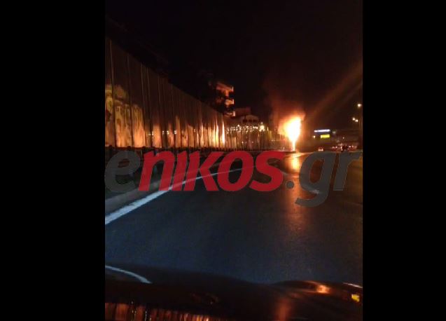 ΤΩΡΑ-ΒΙΝΤΕΟ:Φωτιά σε αυτοκίνητα στην Αθηνών-Λαμίας