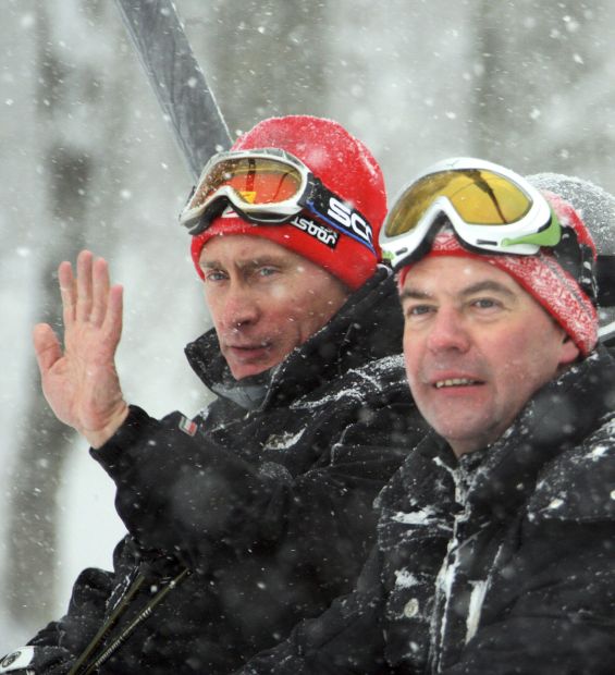 ΦΩΤΟ-Πούτιν και Μεντβέντεφ κάνουν σκι στο χιόνι
