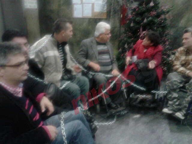 ΦΩΤΟ-Παραπληγικοί διαμαρτύρονται στο υπ. Εργασίας