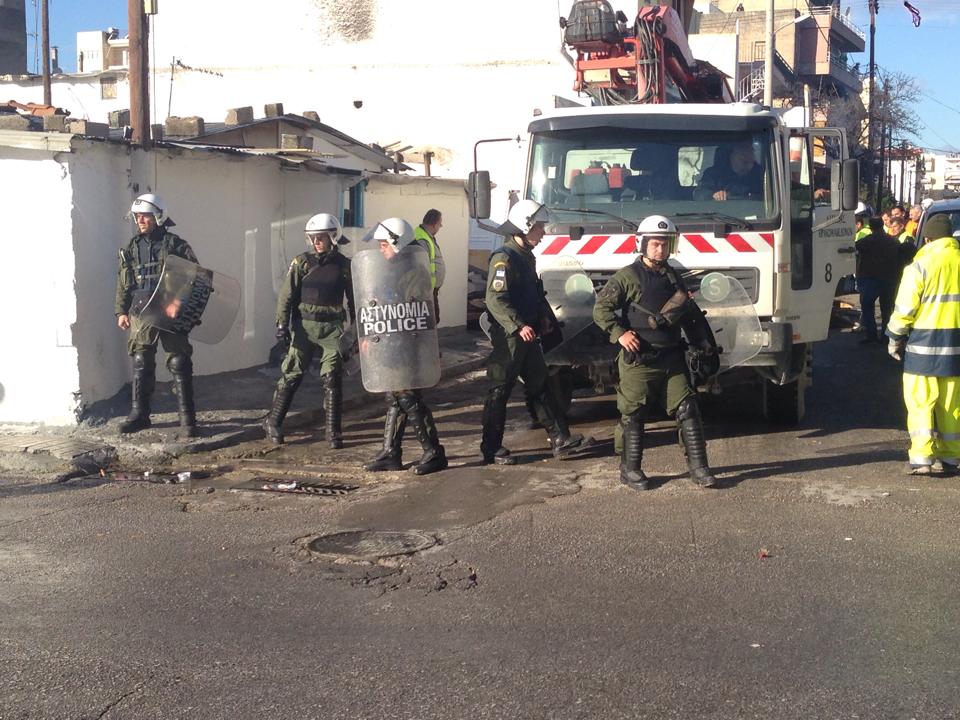 ΦΩΤΟ-Τώρα-Γκρεμίζουν αυθαίρετα