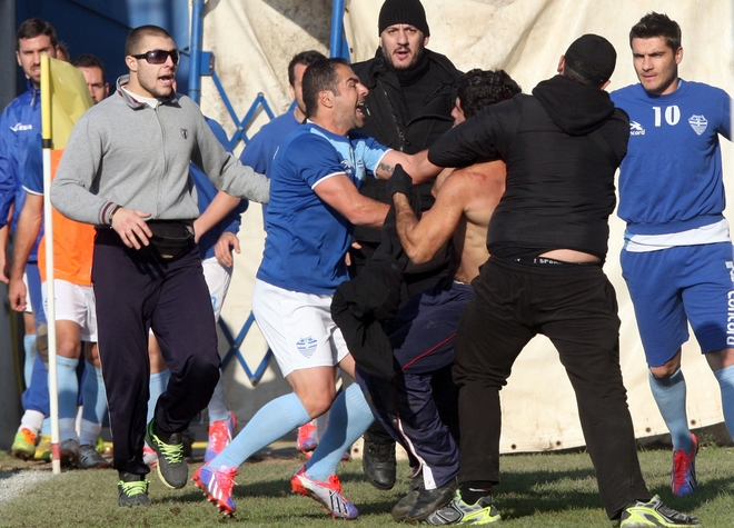 ΒΙΝΤΕΟ-Πεδίο μάχης το γήπεδο στο Αιγάλεω