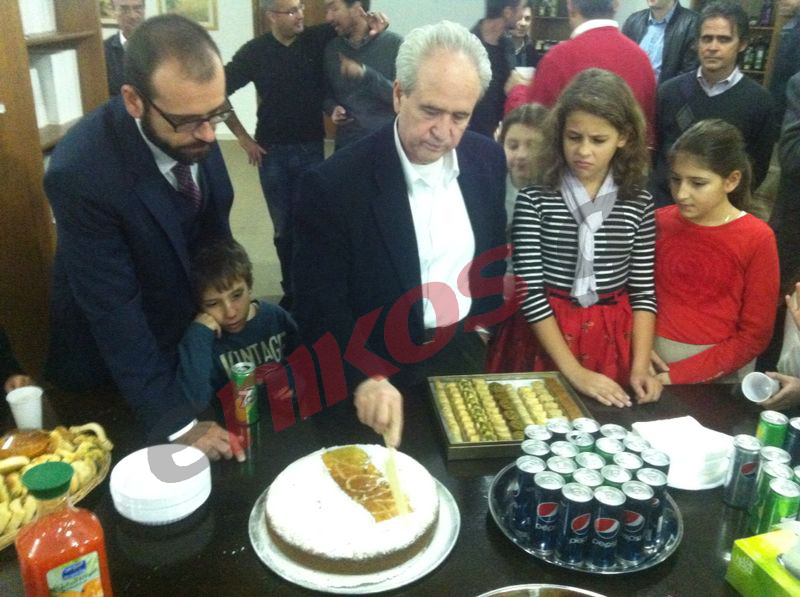 ΦΩΤΟ-Η κοπή της πίτας στην ελληνική πρεσβεία του Κουβέιτ