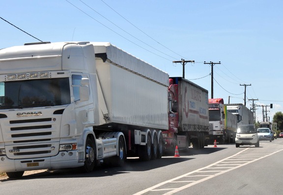 Οι αυτοκινητιστές προειδοποιούν: Θα αποκλείσουμε τη χώρα