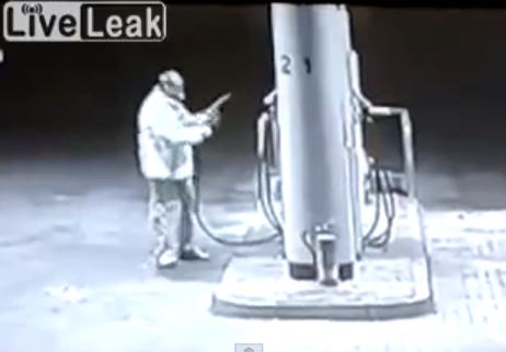 ΒΙΝΤΕΟ-Μέθυσε με… βενζίνη