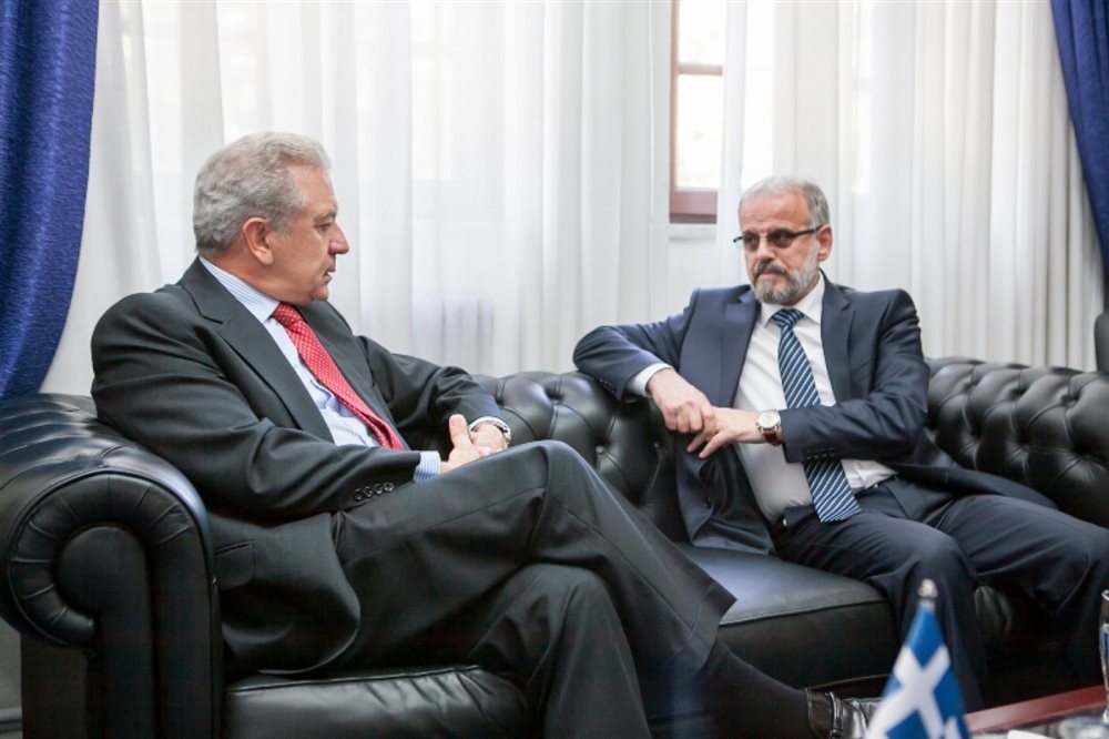 “Έκοψε” τον εθνικό ύμνο της ΠΓΔΜ ο Αβραμόπουλος