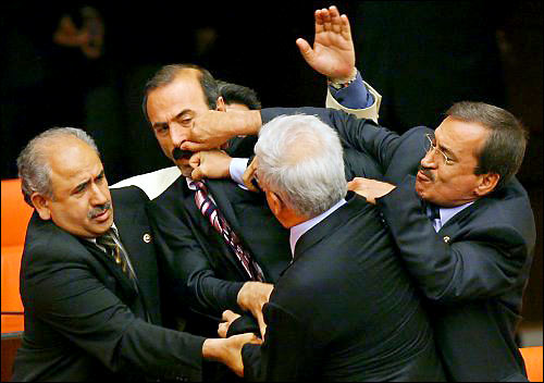 Τουρκία: Βουλευτές πιάστηκαν στα χέρια