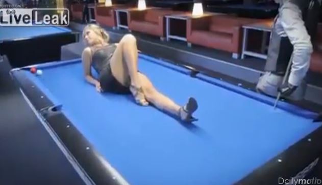 ΒΙΝΤΕΟ-Ο “μάγος” του μπιλιάρδου και η ξανθιά “σειρήνα”