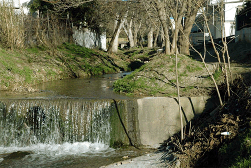 Πτώμα άντρα εντοπίστηκε σε ρέμα