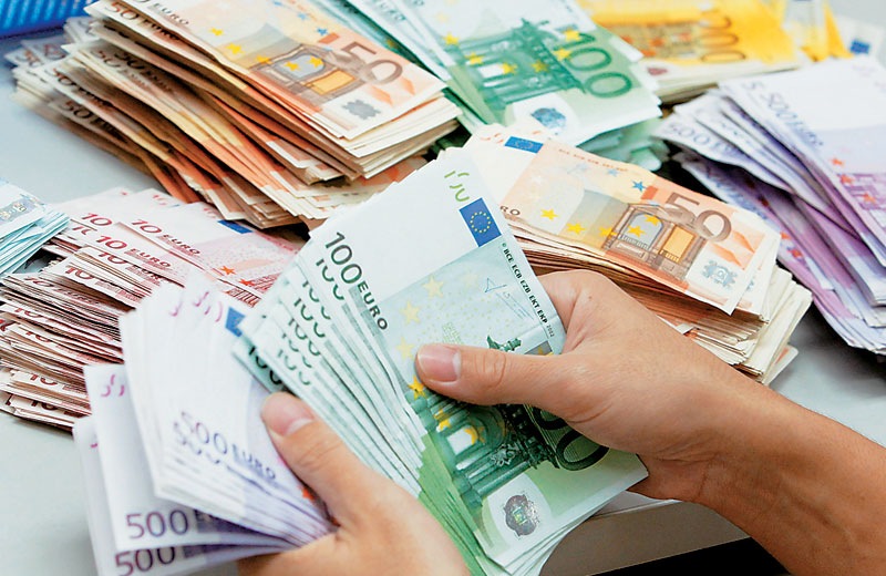 Η λογίστρια είχε μακρύ χέρι