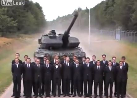 ΒΙΝΤΕΟ-Tανκ που φρενάρει πριν τον “ζωντανό τοίχο”