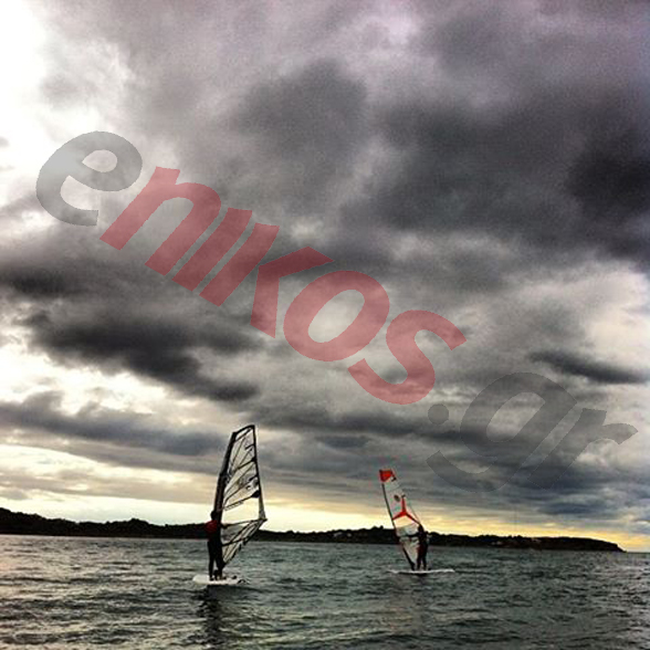 ΦΩΤΟ-Σερφ μέσα στο χειμώνα