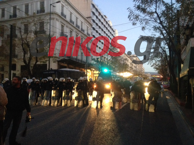 ΤΩΡΑ-Ρίψη χημικών στα Προπύλαια